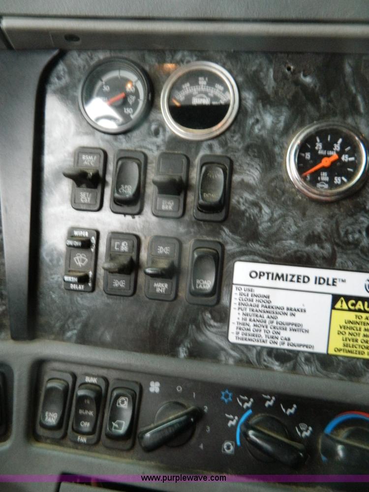 image for item G7610 2001 Freightliner Columbia semi truck