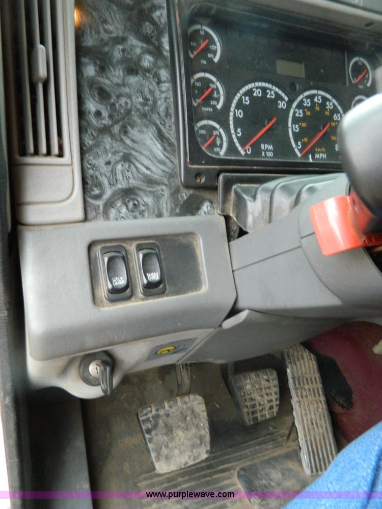 image for item G7610 2001 Freightliner Columbia semi truck