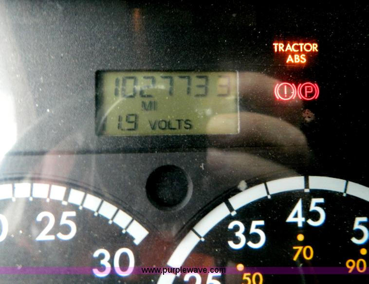 image for item G7610 2001 Freightliner Columbia semi truck