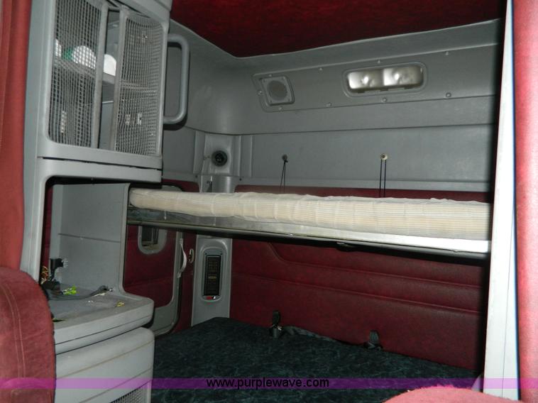 image for item G7610 2001 Freightliner Columbia semi truck