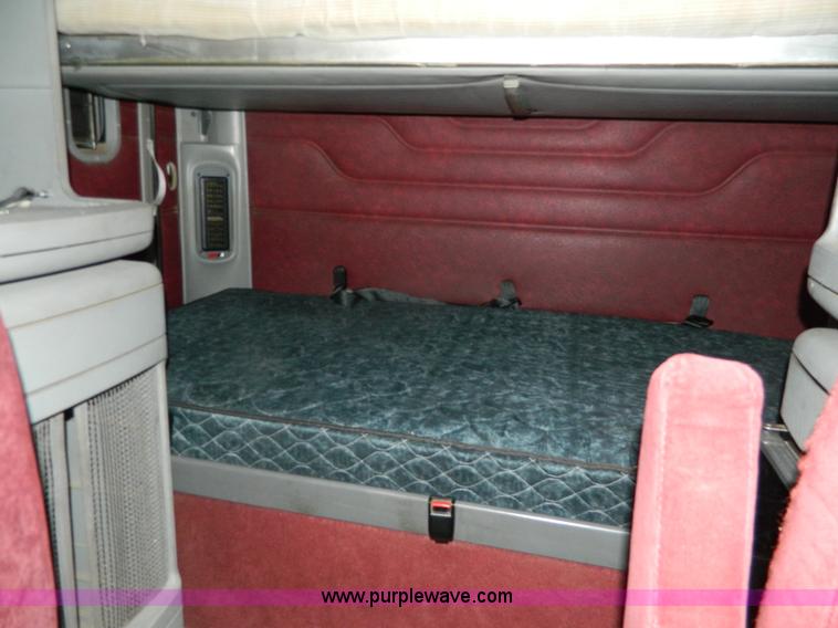 image for item G7610 2001 Freightliner Columbia semi truck