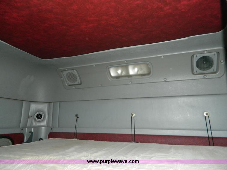 image for item G7610 2001 Freightliner Columbia semi truck