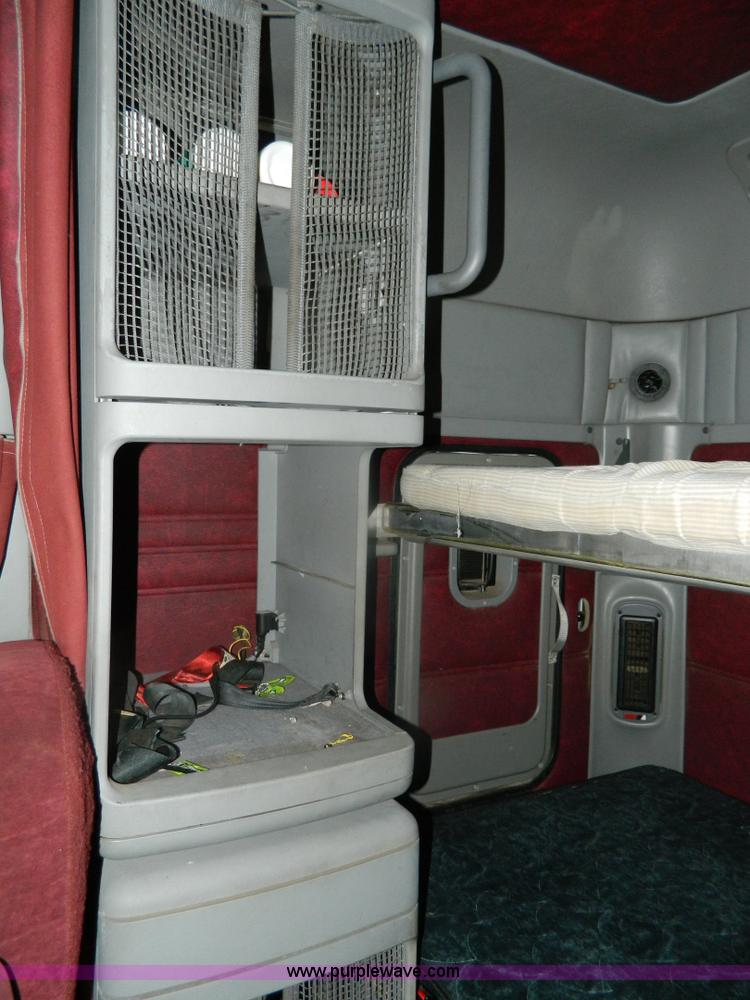 image for item G7610 2001 Freightliner Columbia semi truck