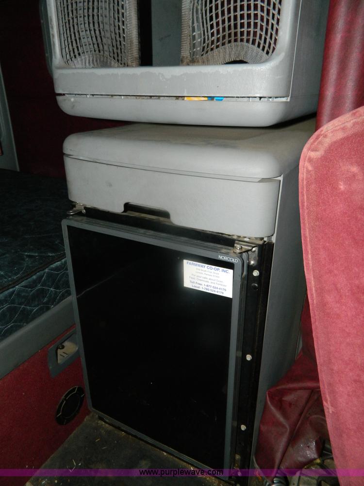 image for item G7610 2001 Freightliner Columbia semi truck