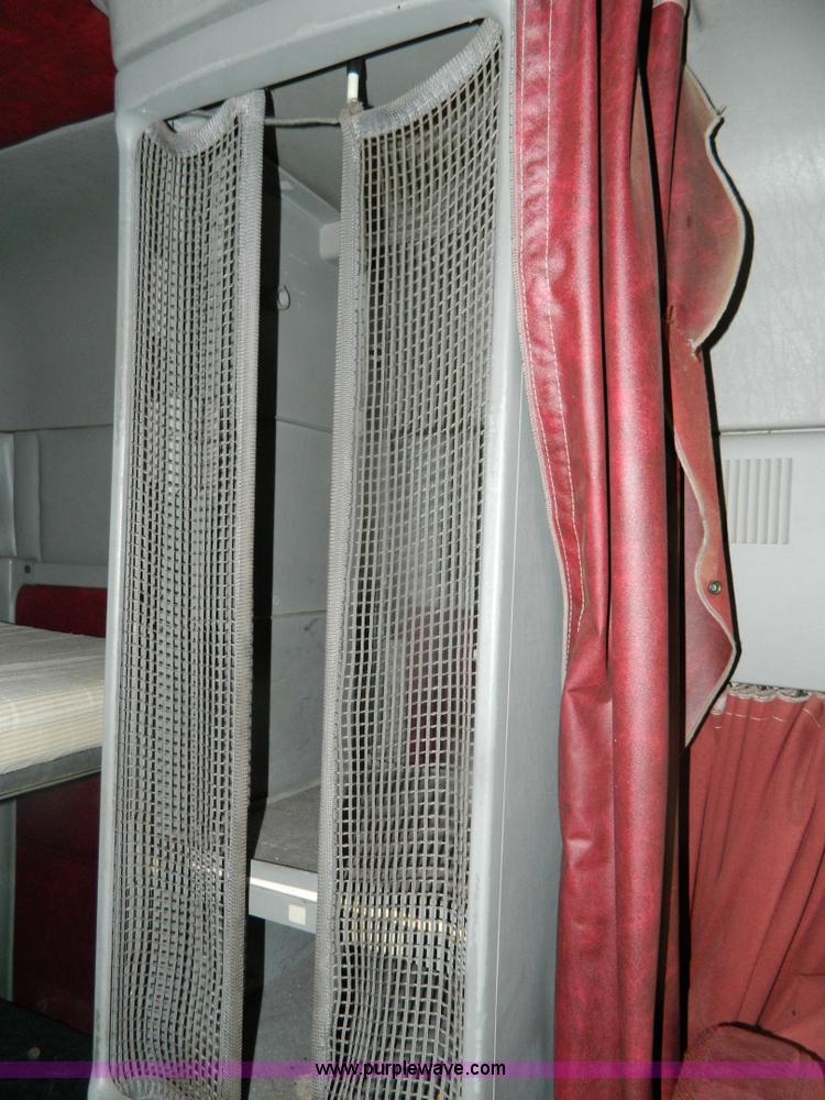 image for item G7610 2001 Freightliner Columbia semi truck