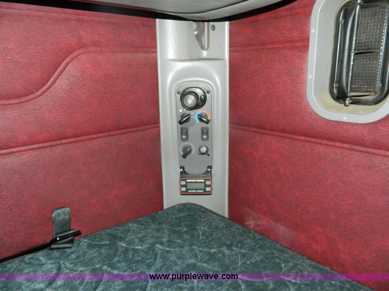 image for item G7610 2001 Freightliner Columbia semi truck