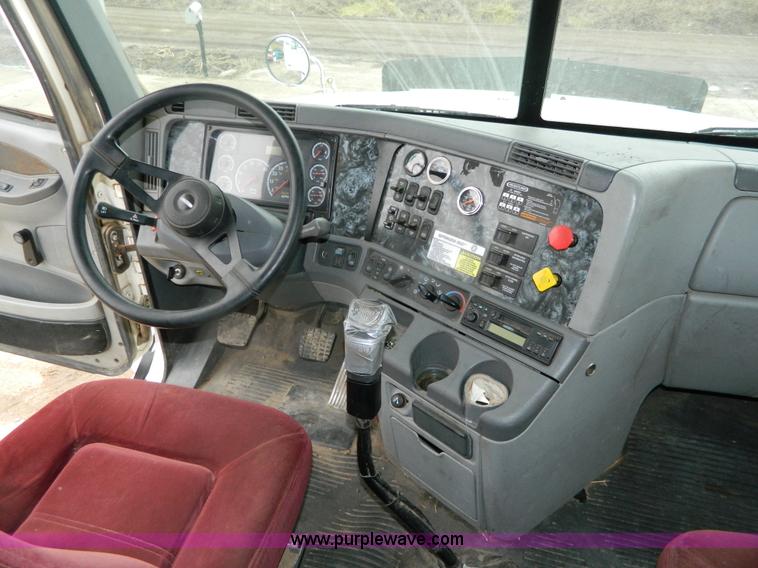 image for item G7610 2001 Freightliner Columbia semi truck