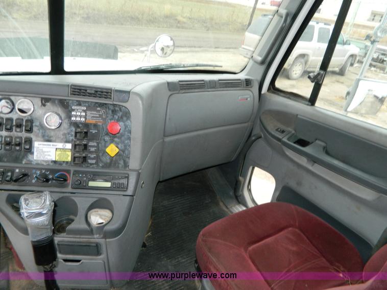 image for item G7610 2001 Freightliner Columbia semi truck