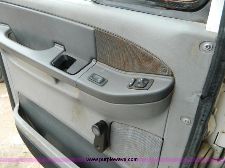 image for item G7610 2001 Freightliner Columbia semi truck