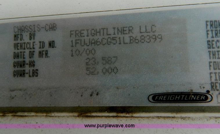 image for item G7610 2001 Freightliner Columbia semi truck