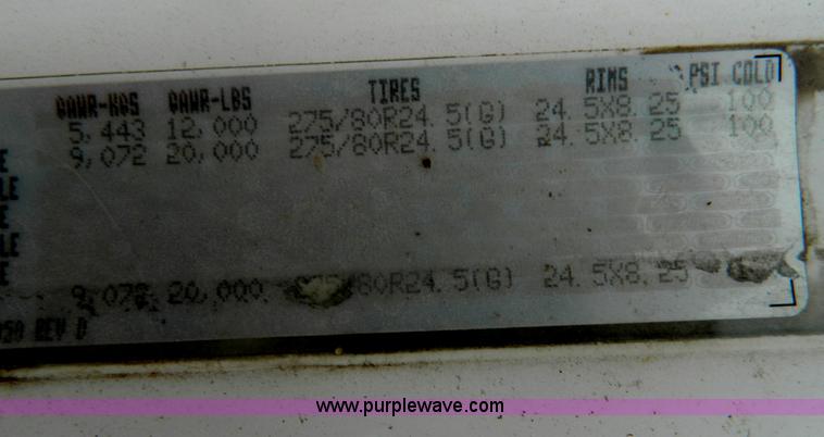 image for item G7610 2001 Freightliner Columbia semi truck