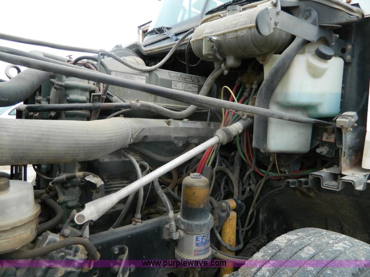 image for item G7610 2001 Freightliner Columbia semi truck