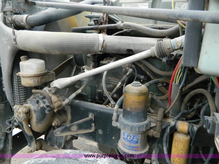 image for item G7610 2001 Freightliner Columbia semi truck