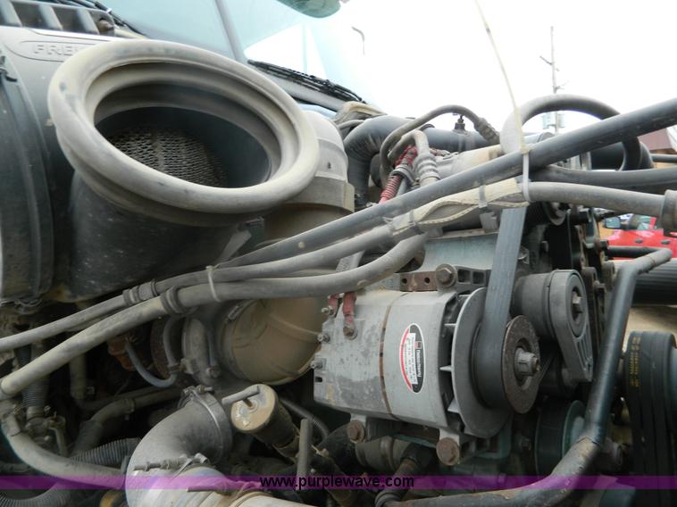 image for item G7610 2001 Freightliner Columbia semi truck