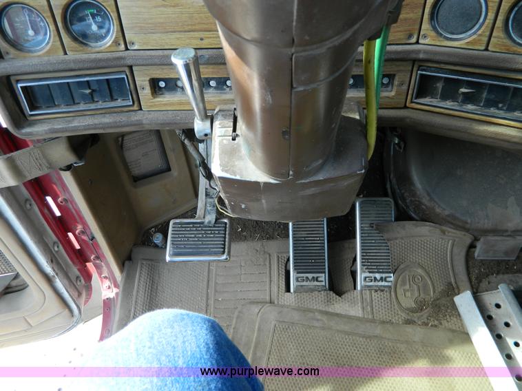 image for item G7622 1979 GMC General semi truck