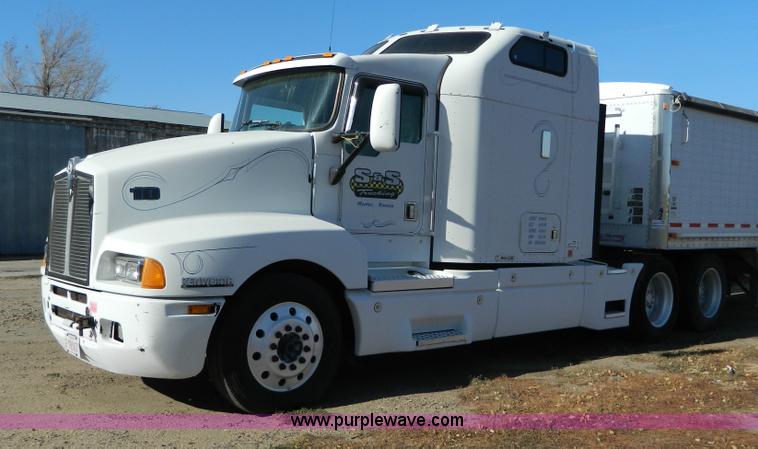 image for item G7654 1999 Kenworth T600B semi truck