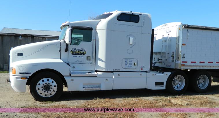 image for item G7654 1999 Kenworth T600B semi truck