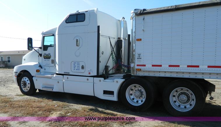 image for item G7654 1999 Kenworth T600B semi truck