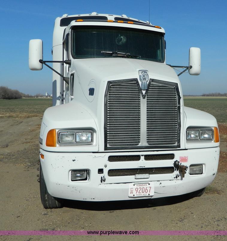 image for item G7654 1999 Kenworth T600B semi truck