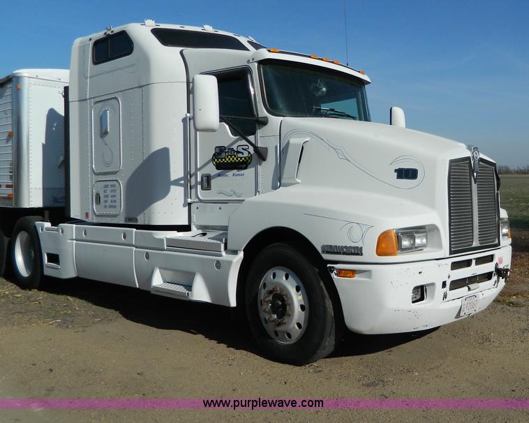 image for item G7654 1999 Kenworth T600B semi truck