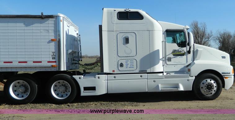 image for item G7654 1999 Kenworth T600B semi truck
