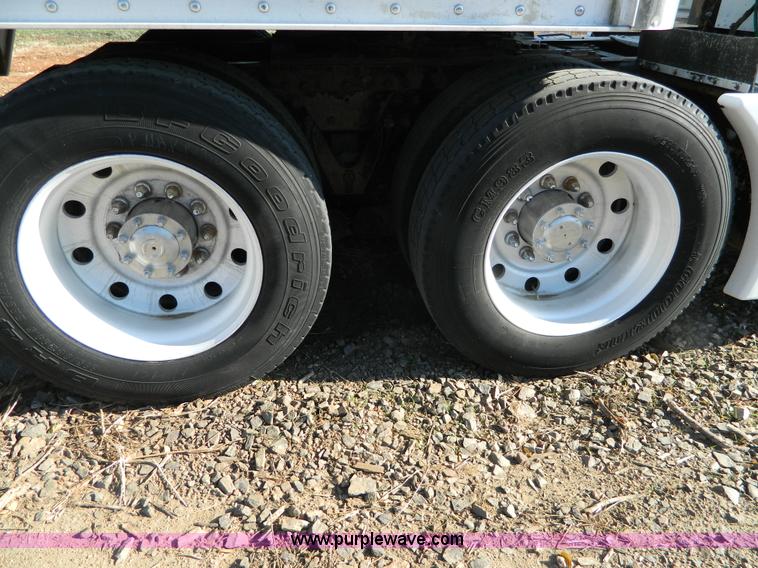 image for item G7654 1999 Kenworth T600B semi truck