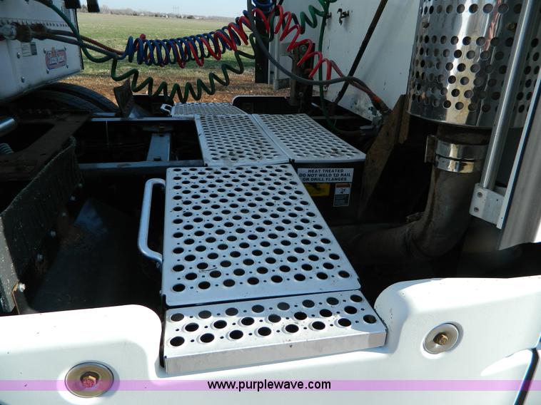 image for item G7654 1999 Kenworth T600B semi truck