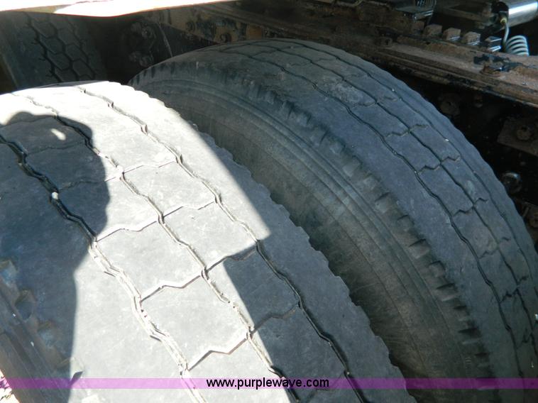 image for item G7654 1999 Kenworth T600B semi truck