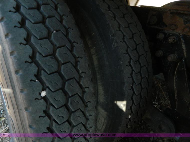 image for item G7654 1999 Kenworth T600B semi truck