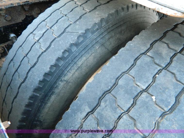 image for item G7654 1999 Kenworth T600B semi truck