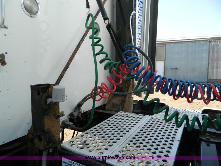 image for item G7654 1999 Kenworth T600B semi truck