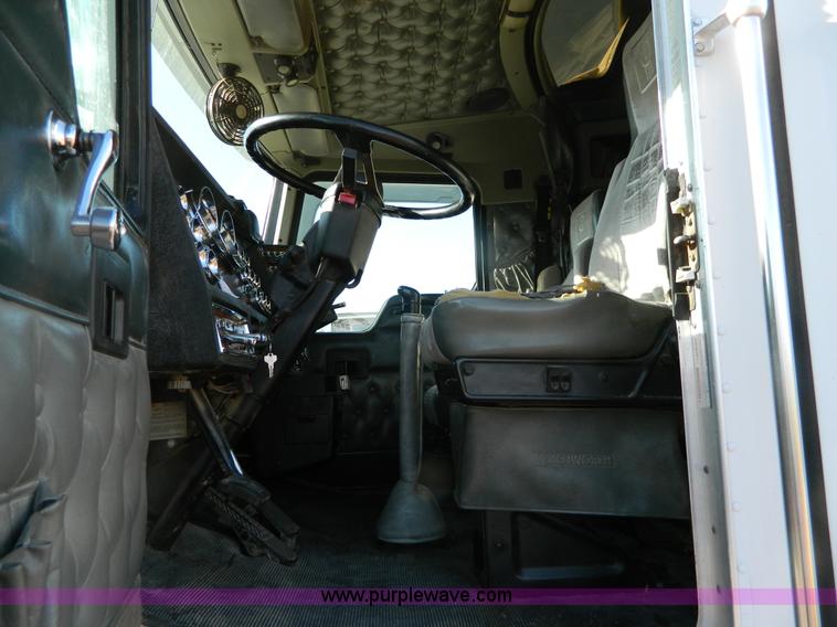 image for item G7654 1999 Kenworth T600B semi truck