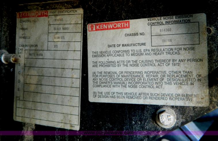 image for item G7654 1999 Kenworth T600B semi truck