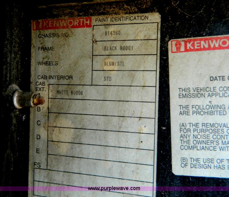 image for item G7654 1999 Kenworth T600B semi truck