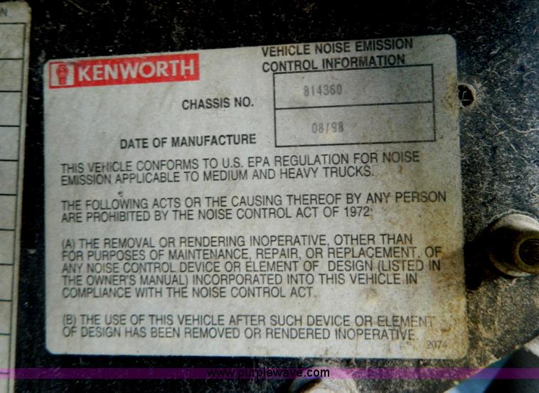 image for item G7654 1999 Kenworth T600B semi truck