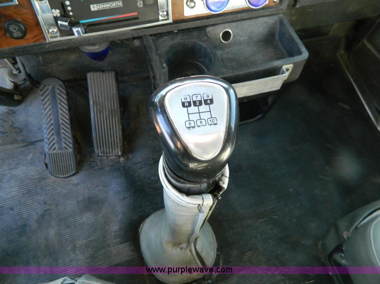 image for item G7654 1999 Kenworth T600B semi truck