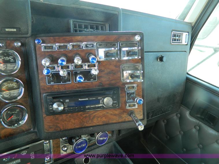 image for item G7654 1999 Kenworth T600B semi truck