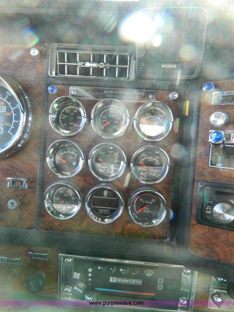 image for item G7654 1999 Kenworth T600B semi truck