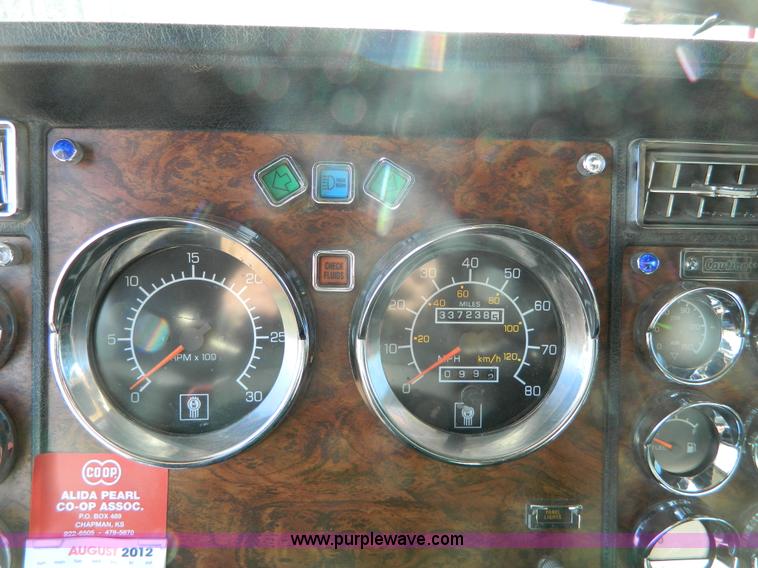 image for item G7654 1999 Kenworth T600B semi truck