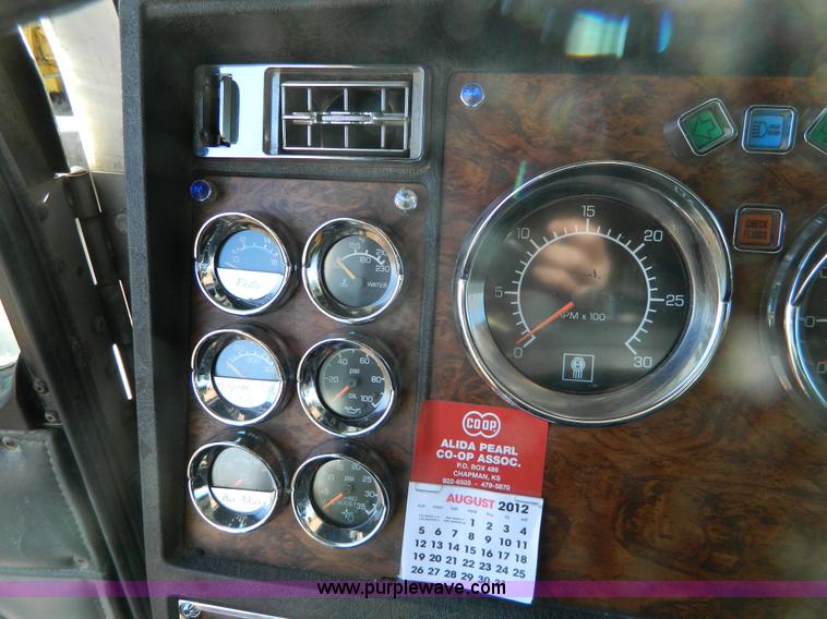 image for item G7654 1999 Kenworth T600B semi truck