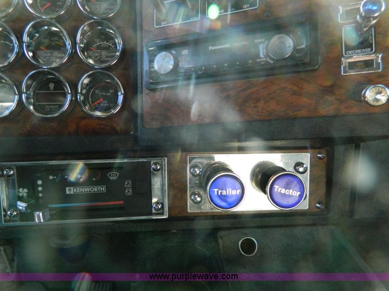 image for item G7654 1999 Kenworth T600B semi truck