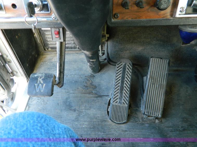 image for item G7654 1999 Kenworth T600B semi truck