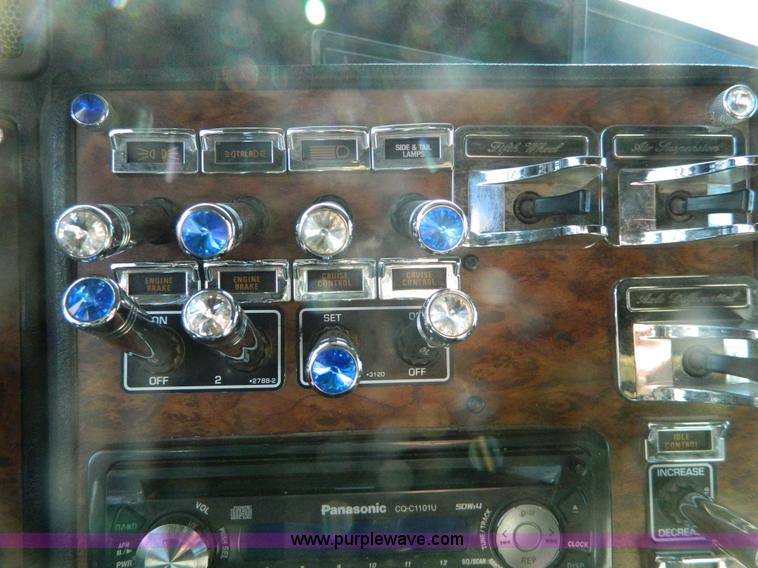 image for item G7654 1999 Kenworth T600B semi truck