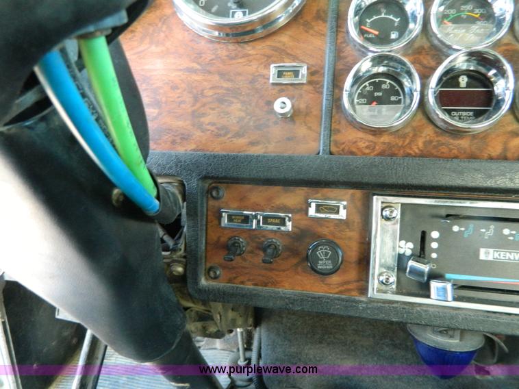 image for item G7654 1999 Kenworth T600B semi truck