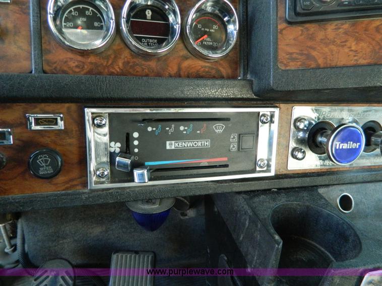 image for item G7654 1999 Kenworth T600B semi truck