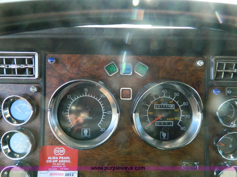 image for item G7654 1999 Kenworth T600B semi truck