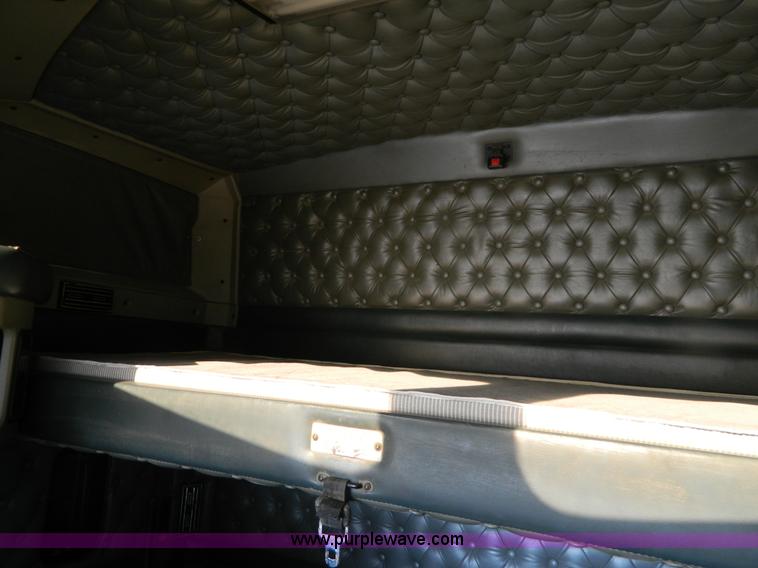 image for item G7654 1999 Kenworth T600B semi truck