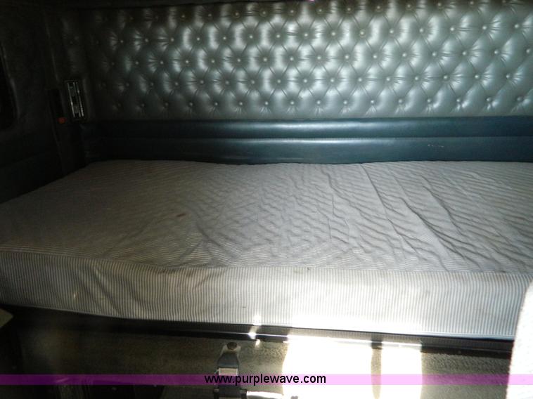 image for item G7654 1999 Kenworth T600B semi truck