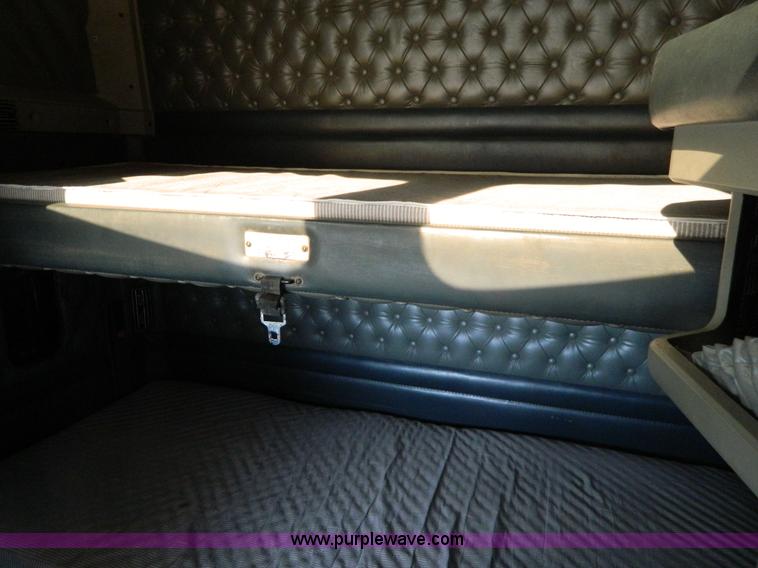 image for item G7654 1999 Kenworth T600B semi truck