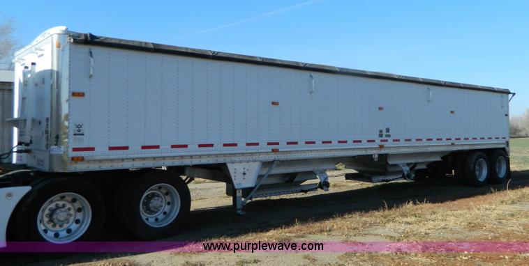 image for item G7655 2001 Wilson Pace Setter 43' double hopper grain trailer
